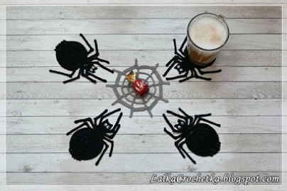 Spider & Cobweb Coasters - by Lalka Crochetka - http://lalkacrochetka.blogspot.com/2016/10/spider-cobweb-coasters-podkadki-pajaki.html